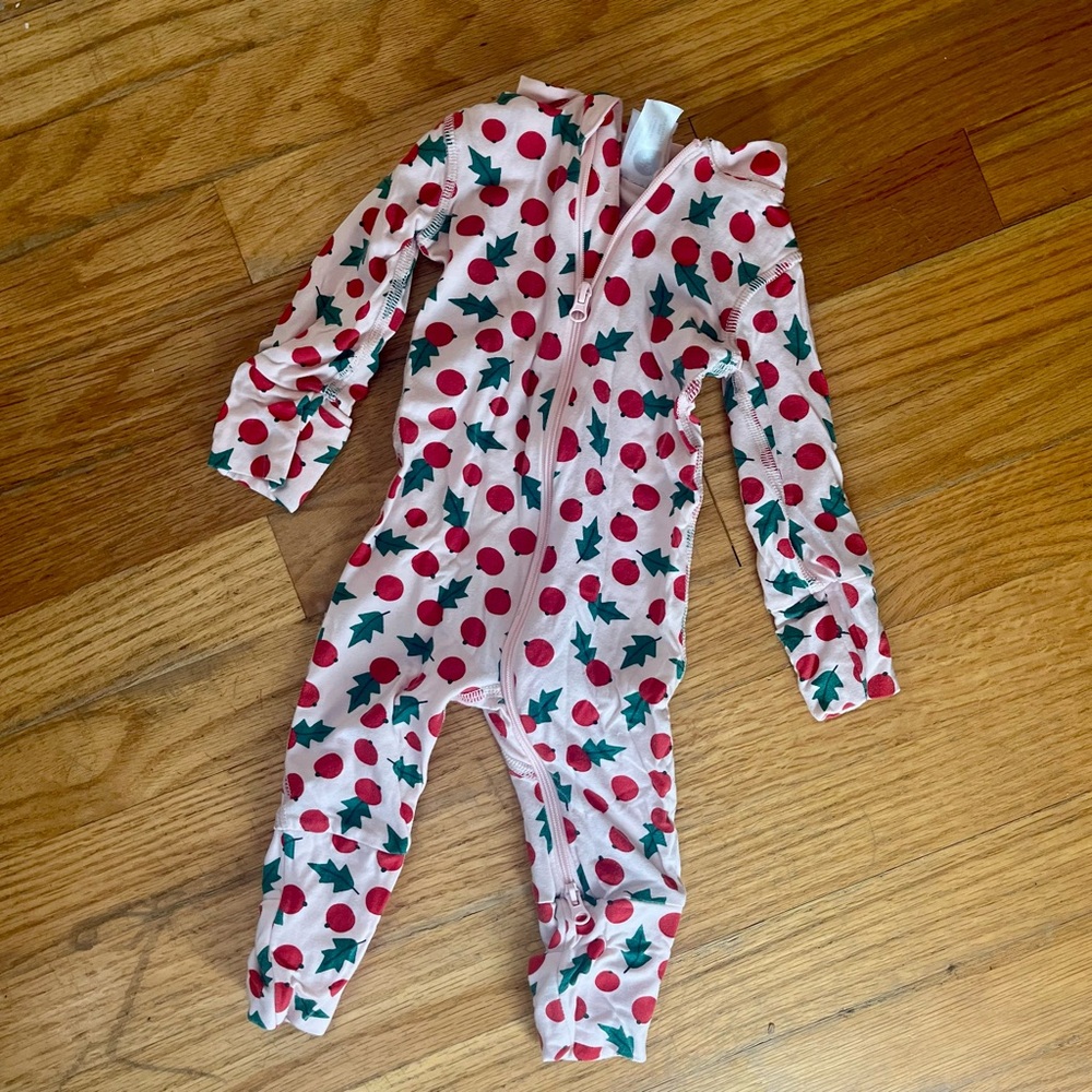 Hanna Andersson Snowberries Holiday Zip Sleeper